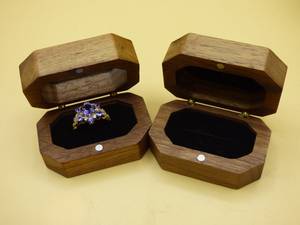 Boîte à bijoux en bois en forme de cœur, design classique, couvercle à charnières avec fermeture magnétique et intérieur en velours noir pour le rangement des bagues - Product Image 3