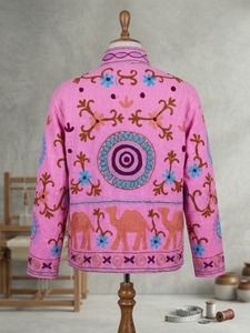 เสื้อแจ็คเก็ตสีชมพูสำหรับผู้หญิง ลายซูซานี งานปักมือลายอูฐ ผ้า TNT สไตล์โบฮีเมียน เสื้อผ้าชาติพันธุ์ ขายส่ง เสื้อคลุม - Product Image 2