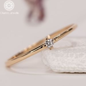 Bague de fiançailles classique pour femme Charm Jewells, trois pierres en moissanite taille coussin, monture à griffes en argent 18 carats, certifiée IGI 3 - Product Image 1