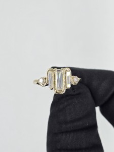 Anillo de Diamantes de Oro Amarillo de 14K y 18K con Diamantes Cultivados en Laboratorio, Corte Baguette, Tres Piedras, para Mujer, Joyería Moderna para Novia, Elegante - Product Image 4