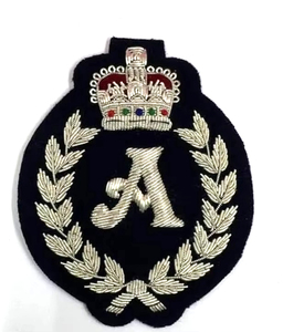 Écussons brodés faits main sur mesure en fil de bullion, couronne royale, sequins 3D, épingles dorées simples, badges de mode en tissu pour uniformes - Product Image 5