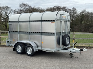 Remolque para Ganado 2026 al por Mayor con Paredes Laterales Desmontables para Ovejas, Caballos, Vacas y Cerdos, Remolque con 3 Ejes y Valla, Entrega Rápida en Stock - Product Image 4