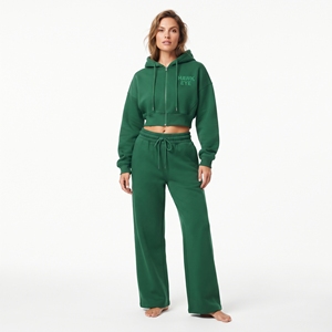 Ensemble décontracté deux pièces pour femme : sweat à capuche court vert et pantalon de jogging large en molleton de coton à manches longues - Product Image 1