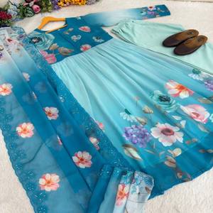 Conjunto de Vestido Georgette VASTRA COTTAGE con Mangas Bordadas a Mano, Pantalón y Dupatta de Seda Taby con Estampado Digital y Borde de Lentejuelas - Product Image 6