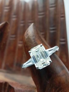 แหวนเพชรทรงเหลี่ยมมรกต D'VINS JEWELS ทองคำแท้ 14K น้ำหนัก 2.5 กะรัต ระดับความสะอาด VVS/VS พร้อมใบรับรอง IGI ตัวเรือนแบบหนามเตย สำหรับผู้หญิง - Product Image 4