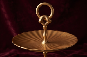 Soporte Redondo de Metal Acanalado de 2 Niveles con Diseño de Rayos de Sol, Acabado Dorado Vintage, Plato para Postres, Centro de Mesa con Asa de Nudo, Directo de Fábrica - Product Image 4
