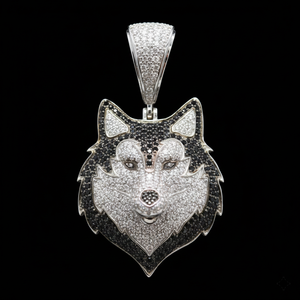 Colgante Personalizado con Cabeza de Lobo Alfa, Incrustado con Diamantes Blancos y Negros, Hecho a Mano en Oro Blanco 925 con Micropavé Detallado - Product Image 1