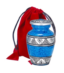 Ensemble de 4 petites urnes commémoratives bleues assorties pour cendres humaines |   Mini urnes funéraires pour cendres, quatre sacs de transport en velours, entonnoir en papier - Product Image 6