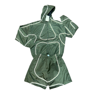 Conjunto Deportivo con Capucha Verde para Hombre con Líneas Blancas Reflectantes, Chaqueta y Pantalones Cortos de Poliéster de Secado Rápido para Verano - Product Image 1