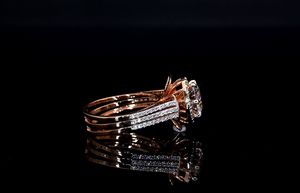 Bague royale en diamant rond brillant avec bande étincelante pour les occasions de fiançailles, de mariage et de joaillerie fine de luxe - Product Image 4