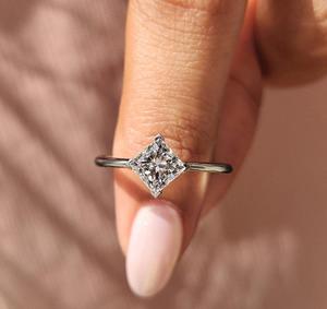 Anillo de compromiso solitario con diamante de corte princesa minimalista cultivado en laboratorio, en oro blanco de 14 quilates, joyería fina contemporánea para ella. - Product Image 5