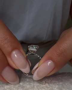 Bague de fiançailles en or massif 14K 18K personnalisée avec diamant de laboratoire taille radiant 4 carats, pavé italien et halo inversé, vente en gros d'usine - Product Image 4