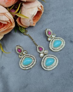 Exquisito conjunto de collar de perlas con piedras talladas en trillón, aretes y mangtika para mujer, joyería de diseño de moda al por mayor. - Product Image 3