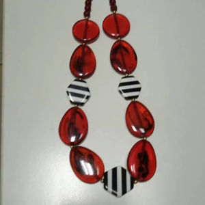 Collar de cuentas ovaladas de resina roja, cuentas hexagonales a rayas, joyería de moda para mujer, accesorio de disfraz, collar llamativo para fiesta - Product Image 1