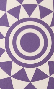 Table à manger moderne en résine ronde avec plateau imprimé géométrique et pieds à carreaux violets, assemblée pour la salle à manger à domicile - Product Image 4