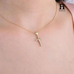 Delicado Colgante de Cruz de Oro con Diamante Cultivado en Laboratorio, Joyería Minimalista para Uso Diario - Product Image 2