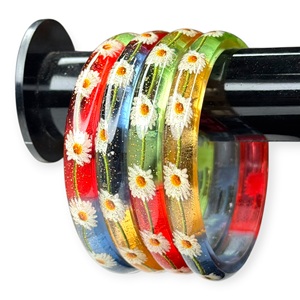Nuevo Juego de Brazaletes Florales Acrílicos Chapados en Oro de Alta Venta 2026 para Mujer, Lindo Patrón de Flores para Boda a Precio de Mayoreo - Product Image 1