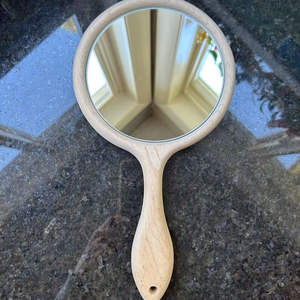 Miroir à main en bois artisanal, poignée lisse, cadre à grain naturel, accessoire de beauté portable pour le maquillage, l'entretien personnel et l'usage quotidien - Product Image 1