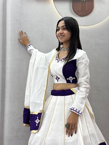 Conjunto de Lehenga Choli Navratri para Mujer, de Algodón Puro Estampado y Repujado, con Falda Larga Ajustada y Adornos de Gotta Patti, Encaje Espejo y Borlas - Product Image 4