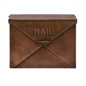 Boîte aux lettres murale vintage en métal avec design enveloppe, accès frontal, antivol et finition thermolaquée antirouille pour le rangement du courrier - Product Image 1