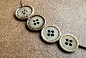 Boutons en corne de buffle naturelle, faits à la main, ronds, forme personnalisée, couleur naturelle, haut de gamme, écologiques, effet vieilli - Product Image 4