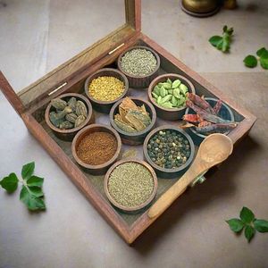 Caja de especias tradicional de madera con siete compartimentos para almacenamiento de condimentos de cocina india y fácil acceso. - Product Image 1