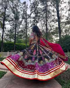 Spécial Festival de Navratri : Lehenga Choli en coton mousseline imprimé et orné de vrais miroirs, avec dupatta à bordure en dentelle faite main - Product Image 3