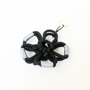 Breloques de sac en paracorde tressé faites à la main, porte-clés macramé, accessoire esthétique pour sac à dos et sac à main, noir, gris, argent, cadeaux - Product Image 4