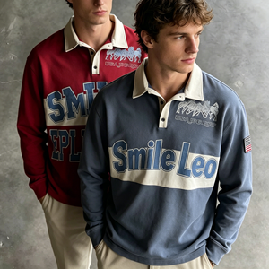 SMILE LEO เสื้อเชิ้ตผ้าใบระบายอากาศแขนสั้นสำหรับผู้ชาย, เสื้อถักลำลองกระดุมด้านหน้าพิมพ์ลายตัวอักษรสีแดงและสีน้ำเงิน - Product Image 3