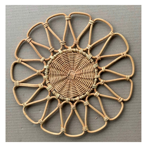 Set de table en rotin fait main avec motif floral |   Assiette de présentation en osier naturel pour une mise en scène élégante de la table - Product Image 4