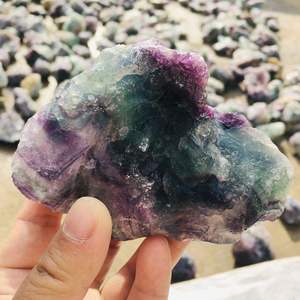 Vente en gros de fluorite naturelle arc-en-ciel de haute qualité – Cristal brut multicolore violet, vert et bleu - Product Image 2