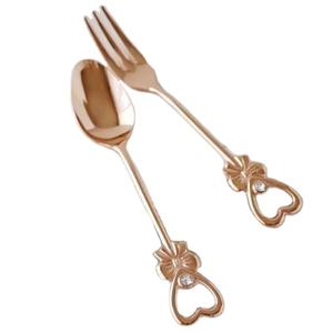 Cuillère en laiton doré au design classique en forme de feuille avec manche floral de designer pour une utilisation luxueuse à la maison et à la salle à manger, idéale pour la décoration d'hôtels et de maisons. - Product Image 4