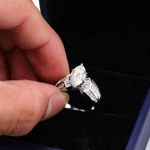 แหวนหมั้นเพชรโมอิสซาไนต์ทรงมาร์คีส์สไตล์โบราณ ประดับเพชรทรงบาแกตต์ด้านข้าง ทองคำแท้ 14K เครื่องประดับงานแต่งงานชั้นดี ของขวัญวันครบรอบ - Product Image 3