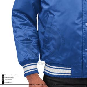 แจ็คเก็ตบอมเบอร์ผ้าซาตินลายปะติดสไตล์วินเทจ ยูนิเซ็กซ์ ปักโลโก้ตามสั่ง แจ็คเก็ตวาร์ซิตี้ทรงโอเวอร์ไซส์ สตรีทแวร์ ดีไซน์ลายปะ แจ็คเก็ต OEM - Product Image 3