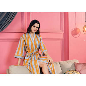 เสื้อคลุมชุดว่ายน้ำลายทางสีเหลืองอ่อน - Product Image 2