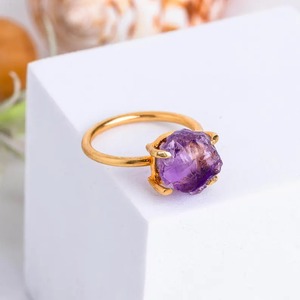 Bague de cocktail en laiton plaqué or avec améthyste, sertie clos, style bohème, unisexe, pierre naturelle, pierre de naissance de février - Product Image 3