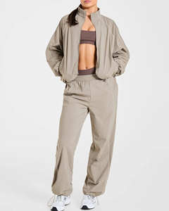 ชุดวอร์มผู้หญิงแบบเรโทรพร้อมโลโก้สั่งทำขายส่ง เสื้อแจ็คเก็ตและกางเกงวอร์มแต่งขอบตัดสี น้ำหนักเบา ชุดออกกำลังกายผู้หญิง - Product Image 3