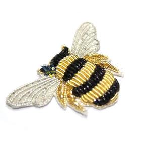 Broche florale perlée faite à la main, broche fleurie brodée avec détails en perles de rocaille, design décoratif et fabrication artisanale détaillée - Product Image 6