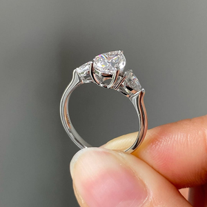 Bague de fiançailles en or 14 carats avec trois pierres en diamant de laboratoire de forme poire de 2 carats, design élégant, classique et intemporel - Product Image 4
