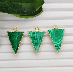 Dijes de Malaquita Triangulares - Colgantes Chapados en Oro para la Creación de Joyería DIY - Product Image 1