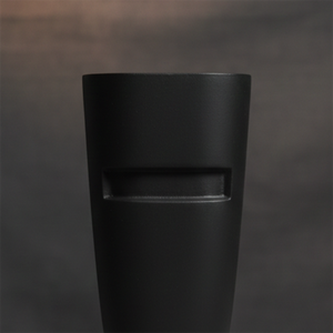 Vase à fleurs moderne noir mat avec une base en piédestal évasée, un corps conique élancé et des détails horizontaux encastrés pour la décoration - Product Image 3