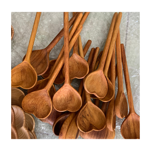 Cuchara de cocina de madera ecológica vietnamita con diseño único Cuchara de madera en forma de corazón todos los tamaños Entrega rápida a precio barato - Product Image 1