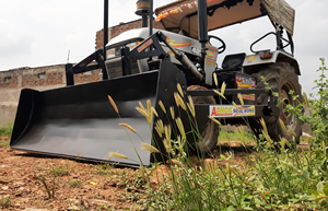 Accessoire de bulldozer robuste de 8 pieds 6 pouces pour Eicher série 557 4x4, poids 860 kg, garantie 1 an sur les systèmes hydrauliques - Product Image 2