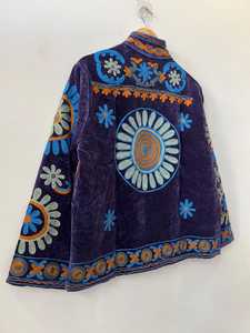 Chaqueta corta floral bohemia con motivo de camello, un toque de arte y calidez, estilo Suzani, regalo para ella, abrigo de terciopelo hecho a mano, ropa exterior bohemia. - Product Image 4