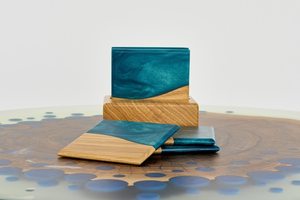 Posavasos de Pino Personalizados Hechos a Mano con Incrustaciones de Resina Esmeralda, Posavasos de Madera con Grabados, para Cumpleaños o Navidad - Product Image 3
