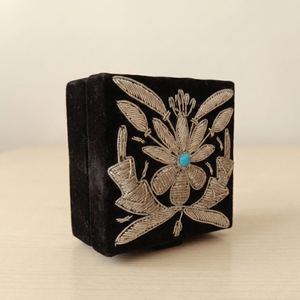 Boîte à bijoux en papier de style vintage brodée Neel Pushp Zardozi, boîte à pendentif et bracelet rectangulaire, boîte cadeau par Whimsy Art Craft - Product Image 1