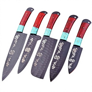 Ensemble de couteaux de cuisine forgés à la main sur mesure, 5 pièces, ensemble de couteaux de chef noirs martelés avec lame à motif floral gravé, manche hybride en résine turquoise - Product Image 1