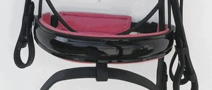 Bridon de cheval en PU noir avec garniture et rembourrage en strass rose - Product Image 2