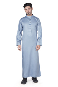 Qamis saoudien bleu ciel de qualité supérieure pour hommes, à manches longues, avec col montant et poche poitrine, pour les acheteurs du Moyen-Orient - Product Image 2