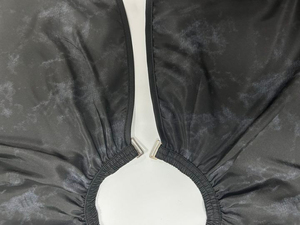 Cape de coiffure Tactus Industries en polyester noir, anti-adhésive, écologique, résistante à l'eau, portable, pour salon de coiffure et barbier - Product Image 3